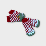 Fyra mjuka, röda tassockor med vita julgranar på. För hund och katt från SpringButiken.