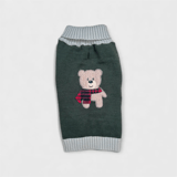 TeddyBear hundtröja i stickat material på en hundmodell framifrån, med teddybjörnsdetalj