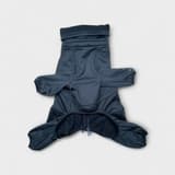 Hund i sort Feel Active Falun heldragt, sidebillede. SpringButiken tilbyder secondhand kæledyrstøj.