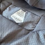 Hurtta Expedition Thermal hundjacka i antracitgrått, detalj på magband