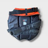 Rukka Safety Life Vest i svart och orange, sedd från sidan, visar passform.