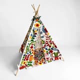 Handgjord tipi uppifrån med synlig kudde