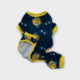 Mjuk hundpyjamas med rött planetmotiv & blå stjärnor