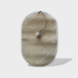 Kattklösmatta i sisal med lekfull musleksak, grå och beige.