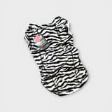 Hund iført Rukka Zebra Shirt insektmiddel, sort og hvid, forfra