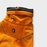 Detalje af en orange Hurtta Expedition Parka hundedækken til SpringButiken, størrelse 30 cm.
