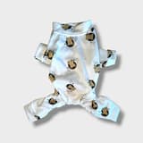Helt ny Godnatt hundpyjamas i mörkblått med vita stjärnor, visar hel design