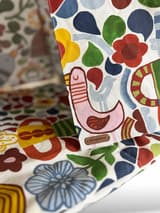 Handgjord tipi med detaljer av träpinnar