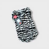 Rukka Zebra Shirt Bug Repellent -koiranpaita koossa M koiran päällä, edestäpäin