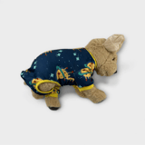 Söt hundpyjamas med rött planetmotiv, second hand från SpringButiken