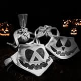 Halloween bandana och pumpaväska i användning