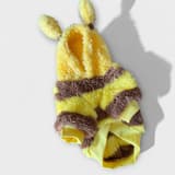 Hund som bär en gul och svart Bumble BEE hundtröja med öron