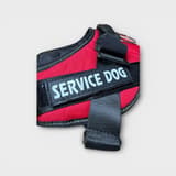 Yleiskuva puna-mustasta "Service Dog" koiranvaljaasta, esittäen muotoilun ja säätömahdollisuudet.