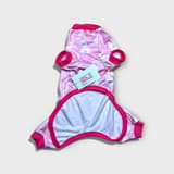 Detaljbild av Rosa Svan Hund Pyjamas med D-ring, som visar kvalitet och sömmar.