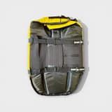 Basic Eco Basic Float -koiran pelastusliivi sivulta kuvattuna, keskittyen ergonomiseen muotoiluun