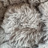 Rosewood fluffig rund djurbädd i grå mjuktextur, perfekt för katter och små hundar.