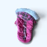 Detaljbild av rosa rutig hundjacka.