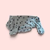 Stjärnor Hundpyjamas detalj på tyget