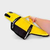 Yksityiskohtainen kuva Basic Eco Basic Float -koiran pelastusliivistä, jossa näkyvät säädettävät soljet ja tarranauha