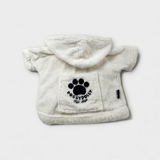 Liten hund klädd i DoggyDolly hundbadrock i krämvit färg.