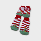 Detaljbild på en randig tassocka med vit julgran och antihalkskydd på undersidan.