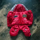 Detaljbild av ficka och knapp på TopGun hundoverall