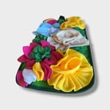 Hundsnusmatta med blommigt mönster i olika färger, utlagd för att visa storlek och design.
