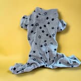 Stjärnor Hundpyjamas framifrån