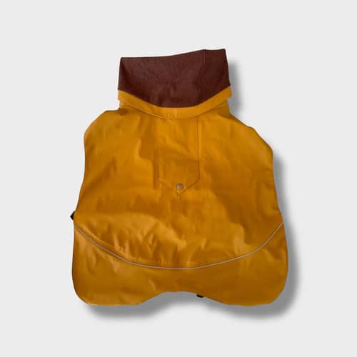 Basic Premium Aiko Regnjacka 45 cm, brun och senapsgul, sedd framifrån på en hund