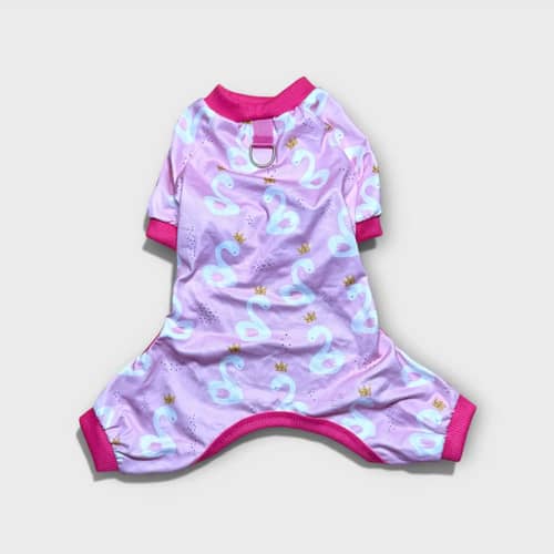 Rosa hundpyjamas med svanmotiv, mjuk och bekväm för katter och hundar.