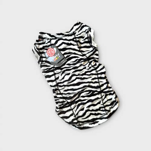 Hund iförd Rukka Zebra Shirt Bug Repellent, svart och vit, framifrån