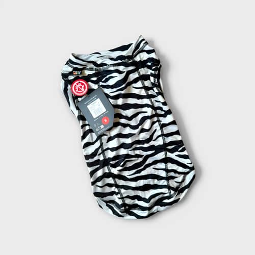 Rukka Zebra Shirt Bug Repellent hundtröja i storlek M på en hund, framifrån