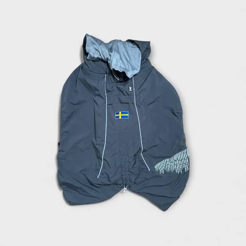 Röd Hurtta hundtäcke med svensk flagga, bra skick för återanvändning.