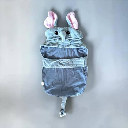 Söt Elefant Hundtäcke: a blue dog garment with a light blue elephant face and pink ears.