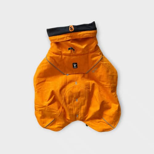 Detalj av hundjacka Hurtta Expedition Parka i buckthorn, slitstark second hand hundtäcke för kyla