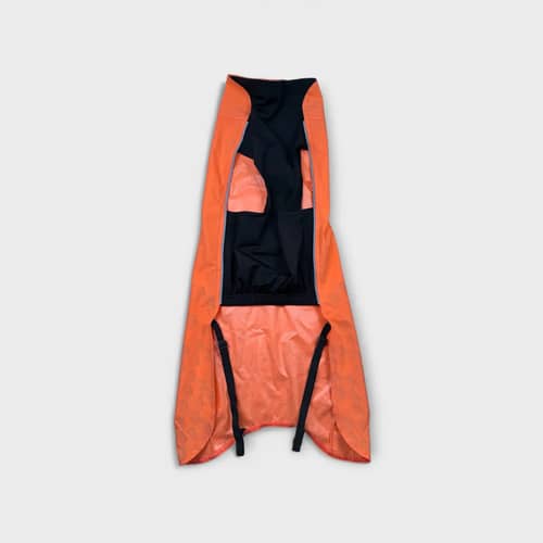 Hund i röd Feel Active Drammen regnjacka, second hand, 50 cm storlek, utomhusmiljö