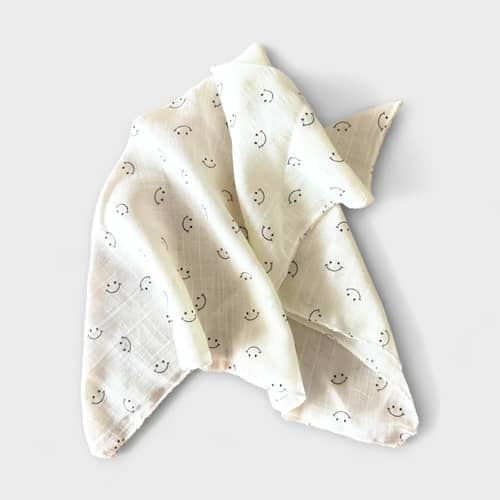 White second-hand dog scarf with happy smiley faces, perfect for SpringButiken