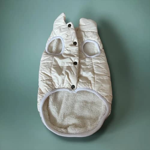 Vit Sport Hundjacka, a white padded dog jacket with a pale-edged opening and dark fastenings.