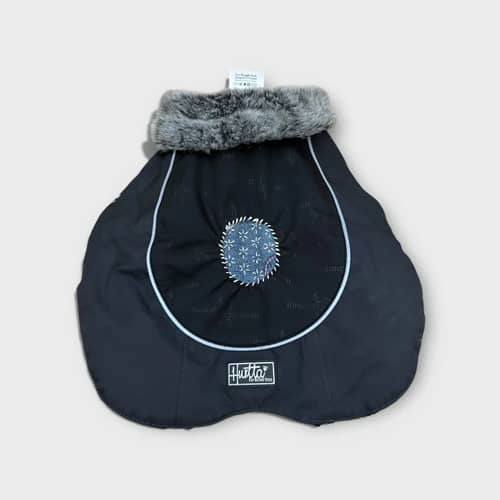 Hurtta hundtäcke med Sashiko-mönster i mörkblått, sett framifrån