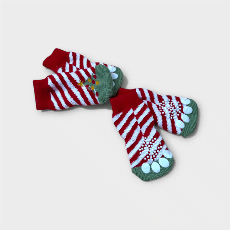 Fyra mjuka, röda tassockor med vita julgranar på. För hund och katt från SpringButiken.