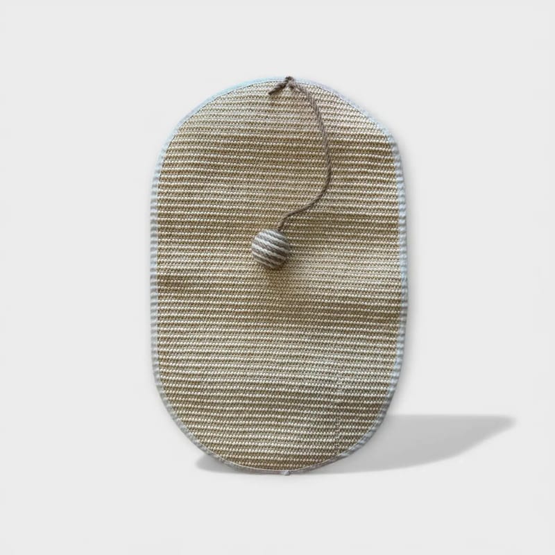 Kattklösmatta i sisal med lekfull musleksak, grå och beige.