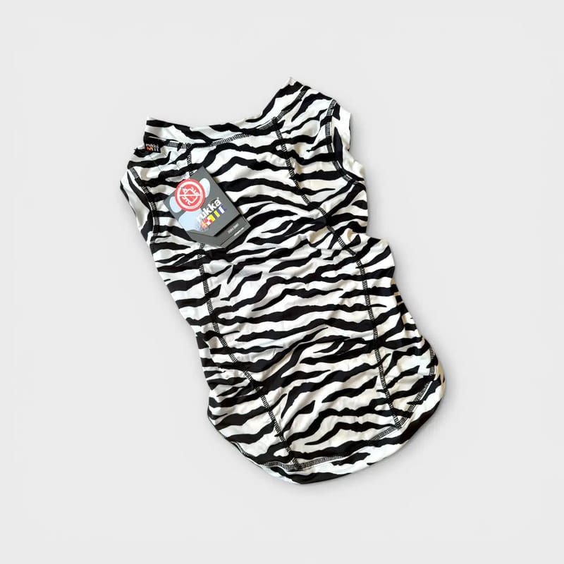Hund iført Rukka Zebra Shirt insektmiddel, sort og hvid, forfra