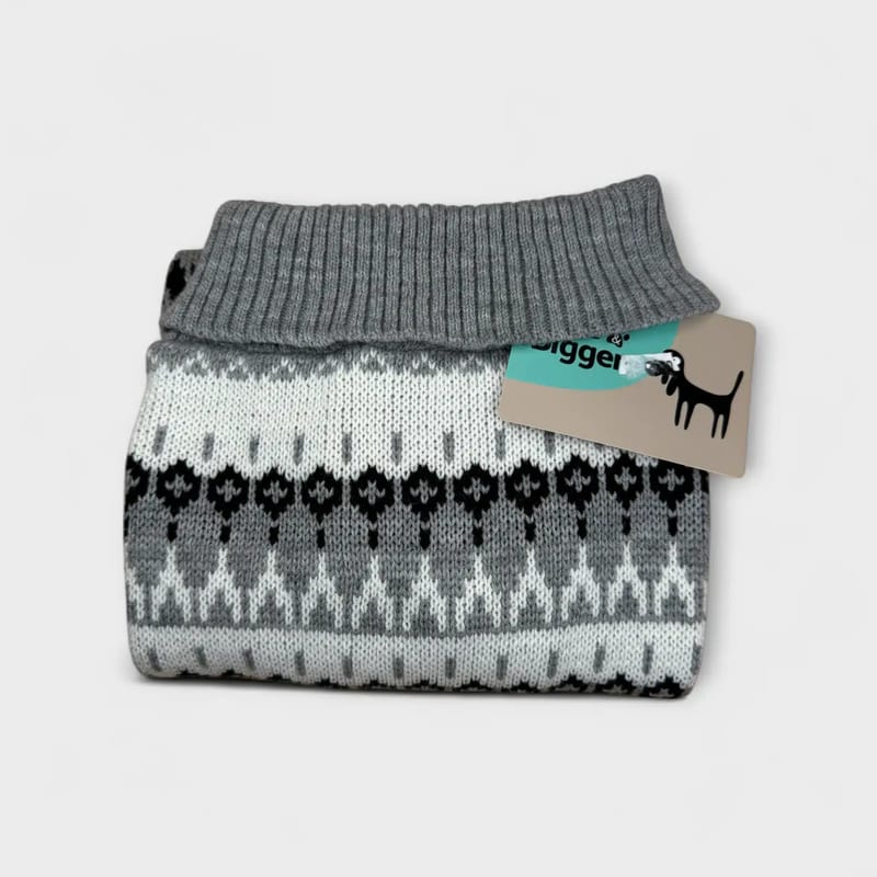 Little & Bigger Isländsk hundtröja, marinblå och beige, 55 cm, uppvisad på mörk bakgrund.