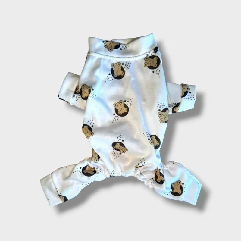 Helt ny Godnatt hundpyjamas i mörkblått med vita stjärnor, visar hel design