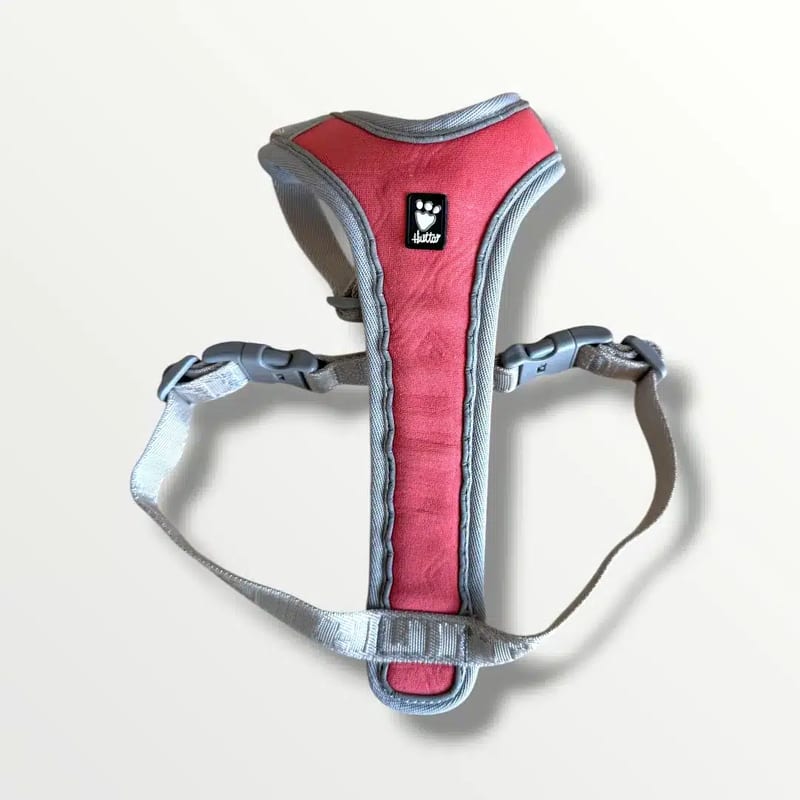 Hurtta Padded Hundsele Cherry i "Mycket bra" skick, ljusgrå och ljusröd nylon. Anpassad för bröstomfång 35-45 cm.