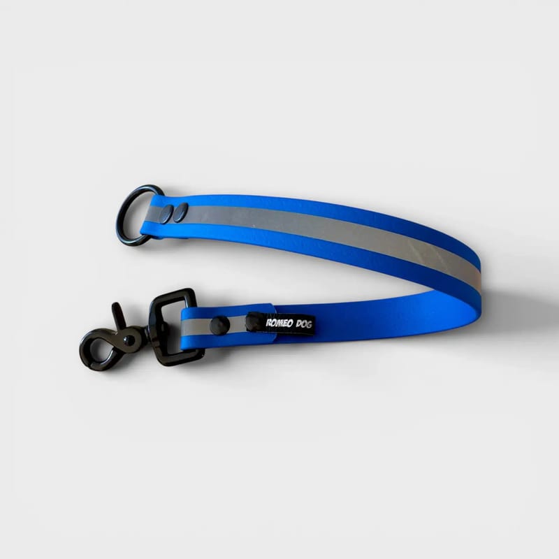 RomeoDog blått reflexhalsband med spår av reflexmaterial som blänker