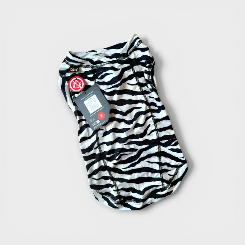 Rukka Zebra Shirt Bug Repellent -koiranpaita koossa M koiran päällä, edestäpäin