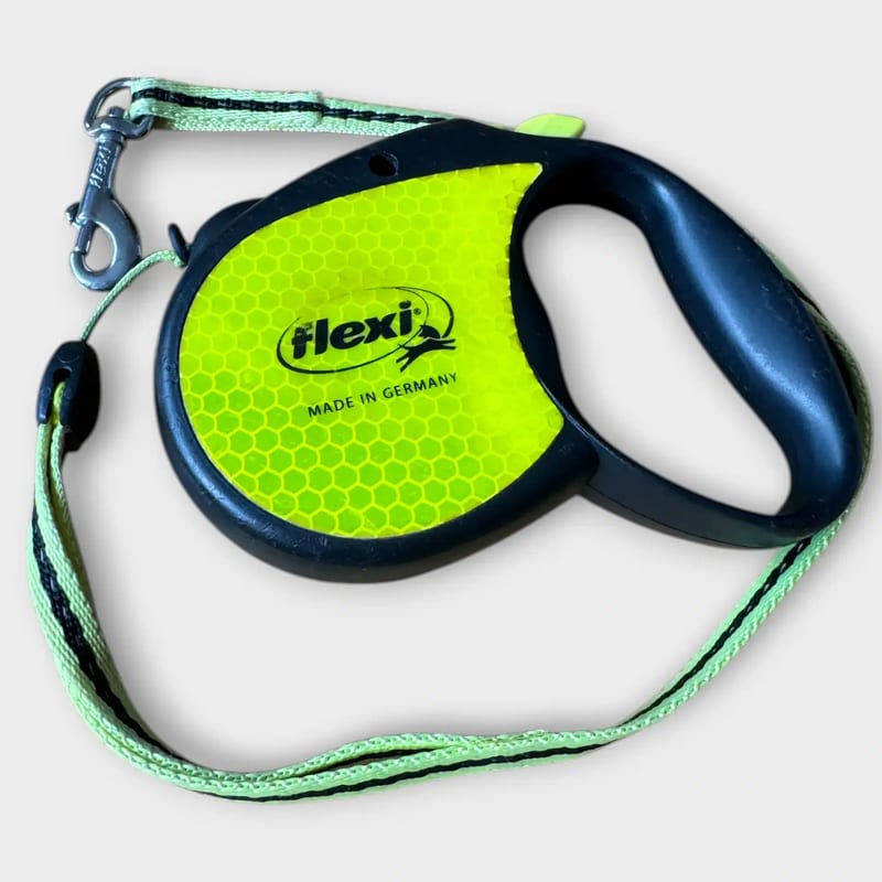 Flexi Neon rullkoppel 5m i starkt neongrönt för hundpromenader.